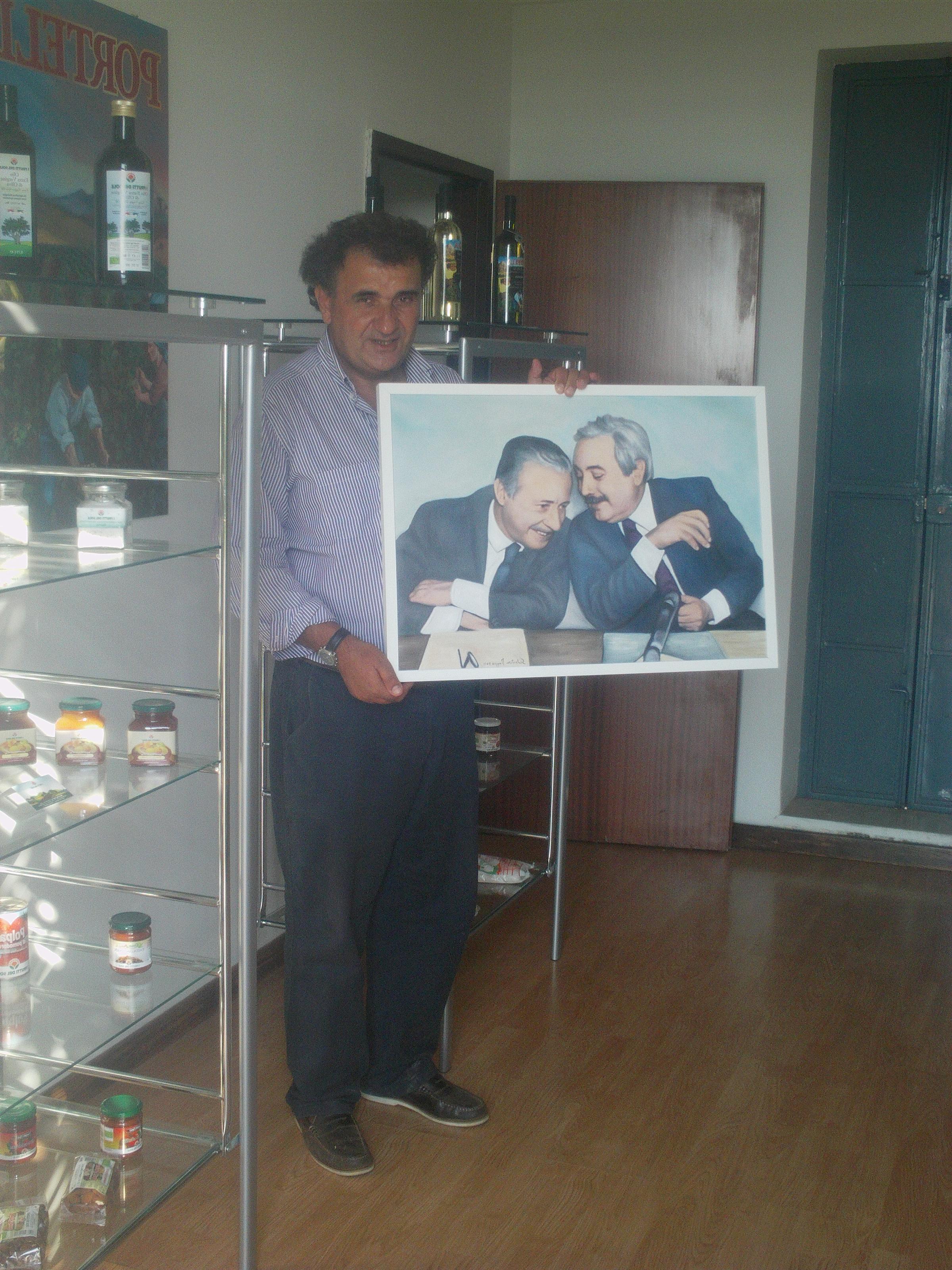 I FRUTTI DEL SOLE  riceve in omaggio quadro di Falcone  e Borsellino